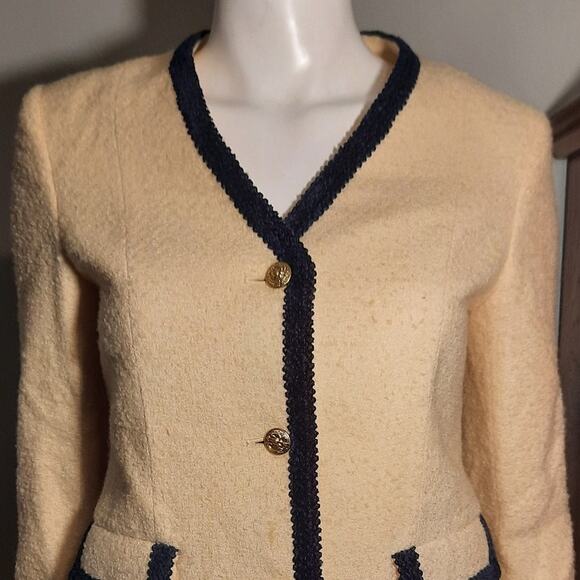 VINTAGE Woolmark Cream Wool Bouclé Jacket w/ Navy Trim & Gold Crest Buttons 10 - Picture 9 of 14
